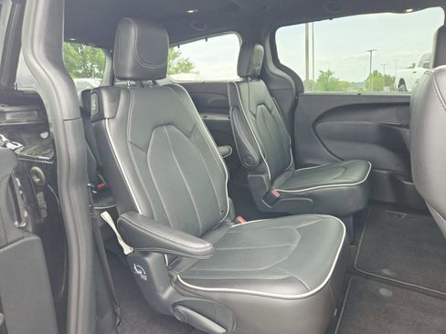 Used 2025 Chrysler Pacifica Limited FWD image 18