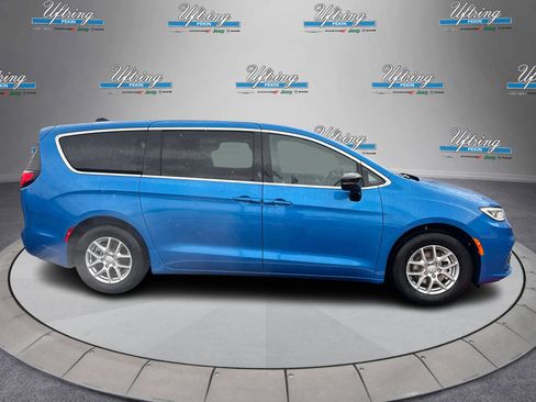 New 2026 Chrysler Pacifica Select image 2