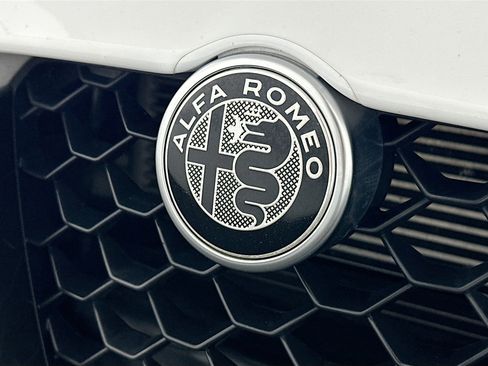 Used 2023 Alfa Romeo Giulia Veloce AWD/4WD image 35