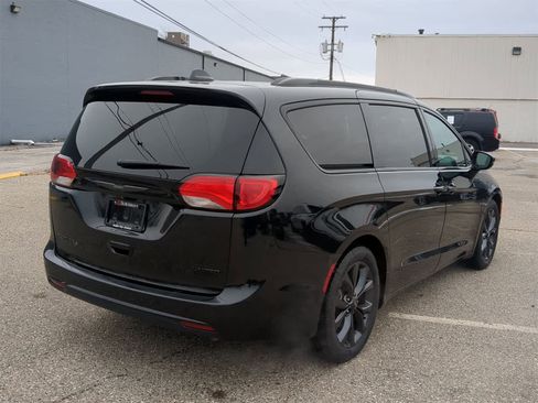 Certified 2019 Chrysler Pacifica Limited w/ S Appearance Package image 14