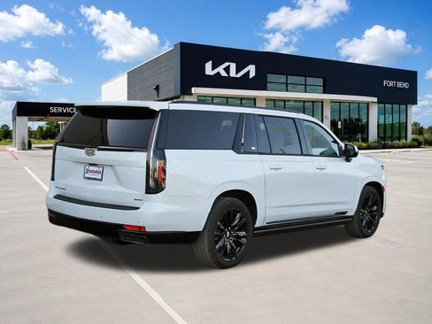 Used 2022 Cadillac Escalade ESV Sport Platinum AWD/4WD image 5