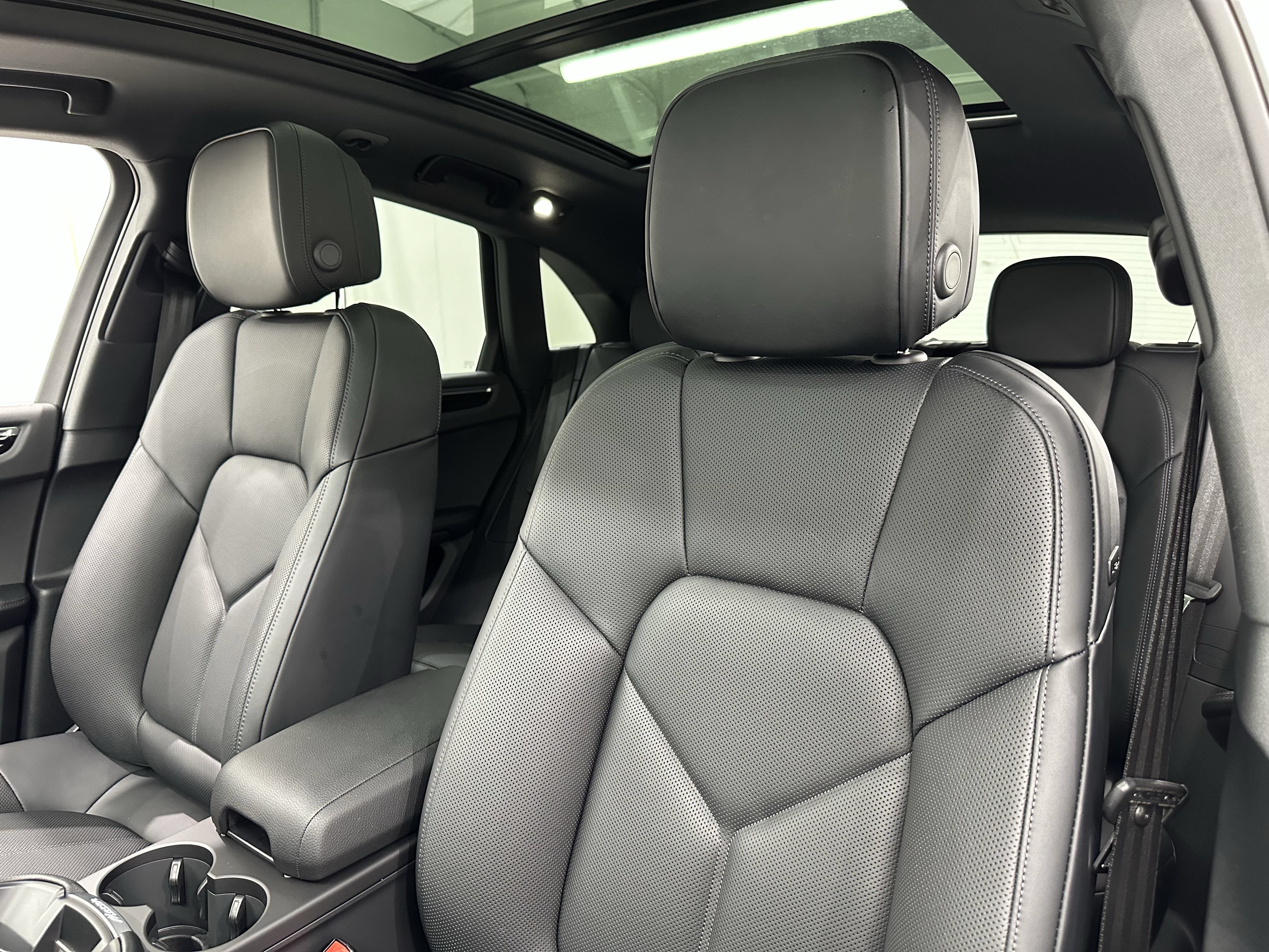 Used 2025 Porsche Macan AWD/4WD image 5