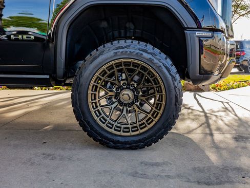 Used 2025 GMC Sierra 2500 AT4X image 11