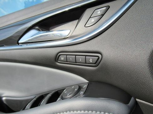 Used 2022 Buick Enclave Premium w/ Experience Buick Package image 28