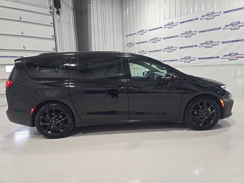 Used 2025 Chrysler Pacifica Limited image 8