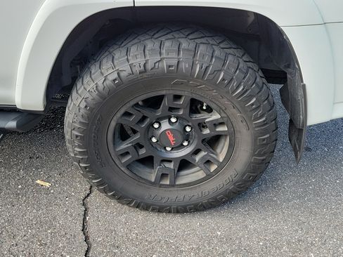 Used 2023 Toyota 4Runner SR5 Premium w/ Moonroof Package RWD image 39