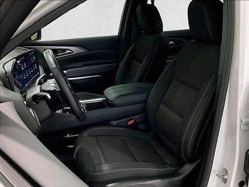Used 2025 Chevrolet Traverse LT FWD image 27