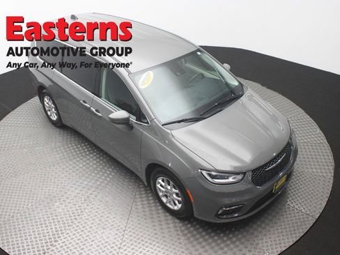 Used 2023 Chrysler Pacifica Touring-L FWD image 3