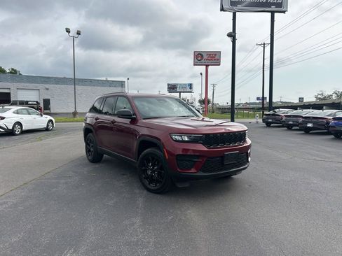Used 2024 Jeep Grand Cherokee Altitude AWD/4WD image 2