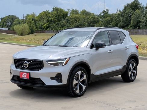 Used 2025 Volvo XC40 B5 Plus AWD/4WD image 3