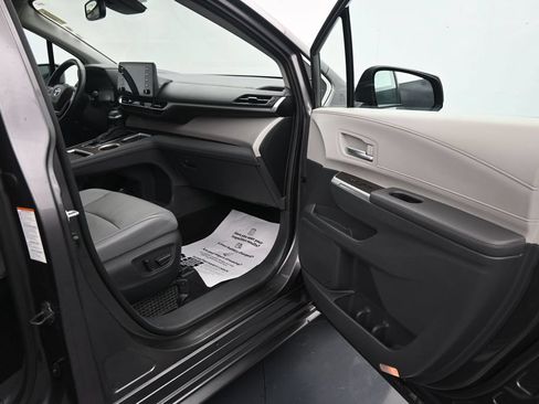 Used 2024 Toyota Sienna XLE FWD image 12