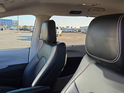 Used 2024 Chrysler Pacifica Touring-L image 18