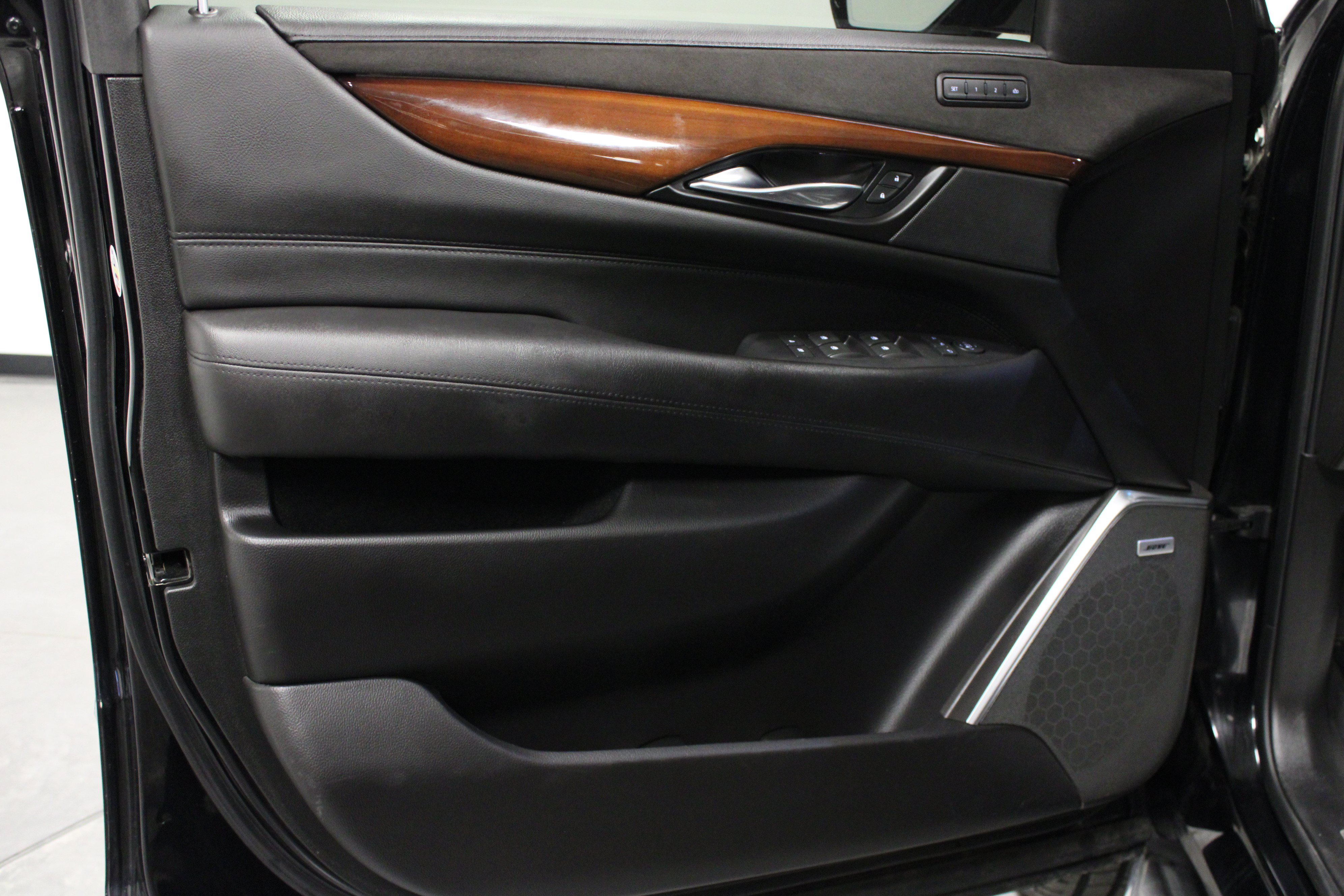Used 2019 Cadillac Escalade ESV Luxury AWD/4WD image 11