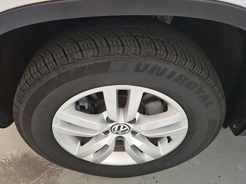 Used 2017 Volkswagen Tiguan S image 10