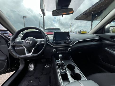 Used 2025 Nissan Altima 2.5 SV FWD image 33