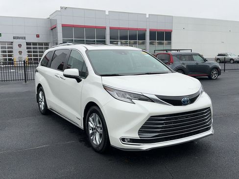 Used 2021 Toyota Sienna Limited image 3