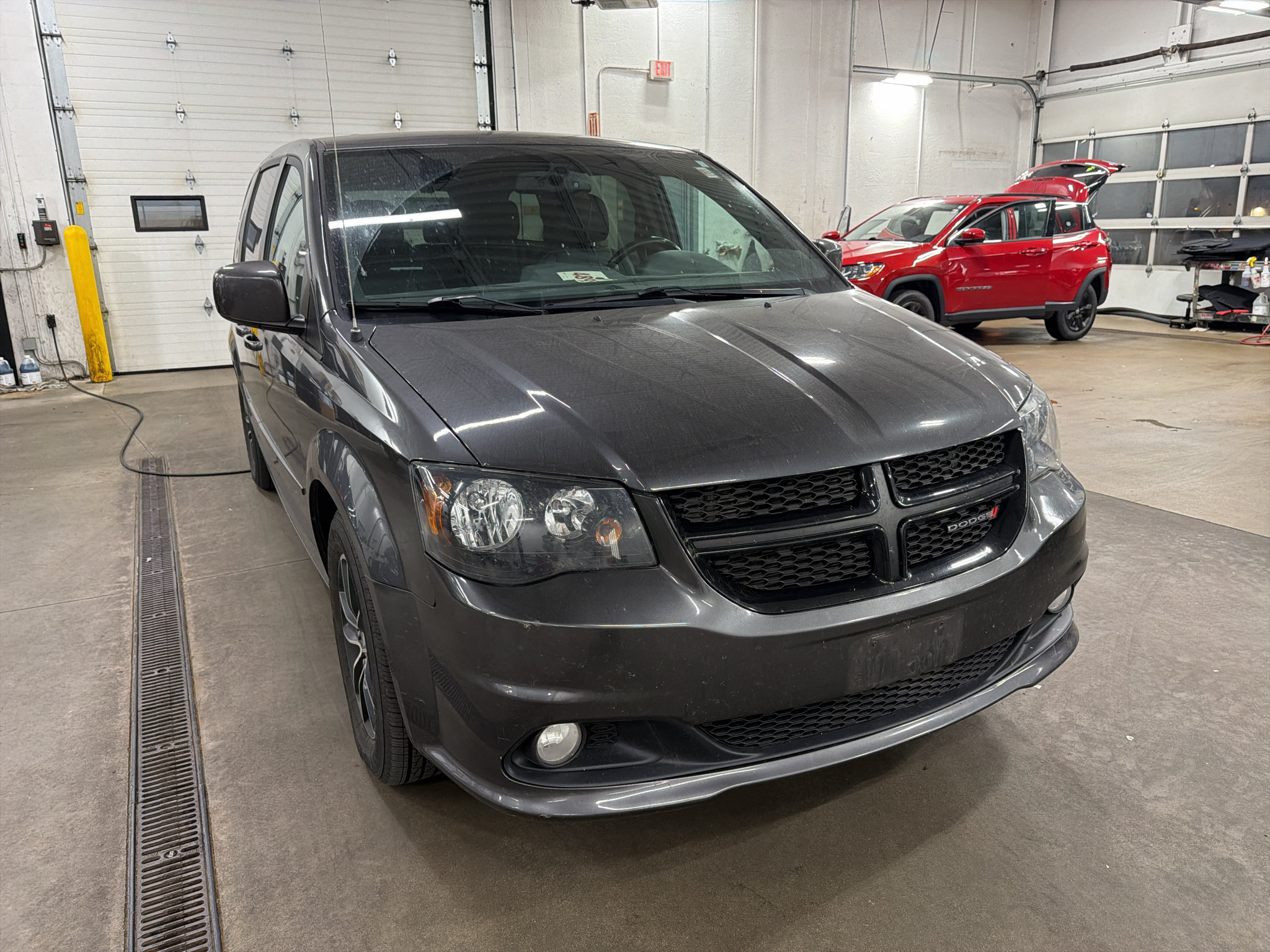 Used 2016 Dodge Grand Caravan SXT FWD image 2