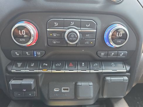 Used 2022 GMC Sierra 3500 Denali AWD/4WD image 17