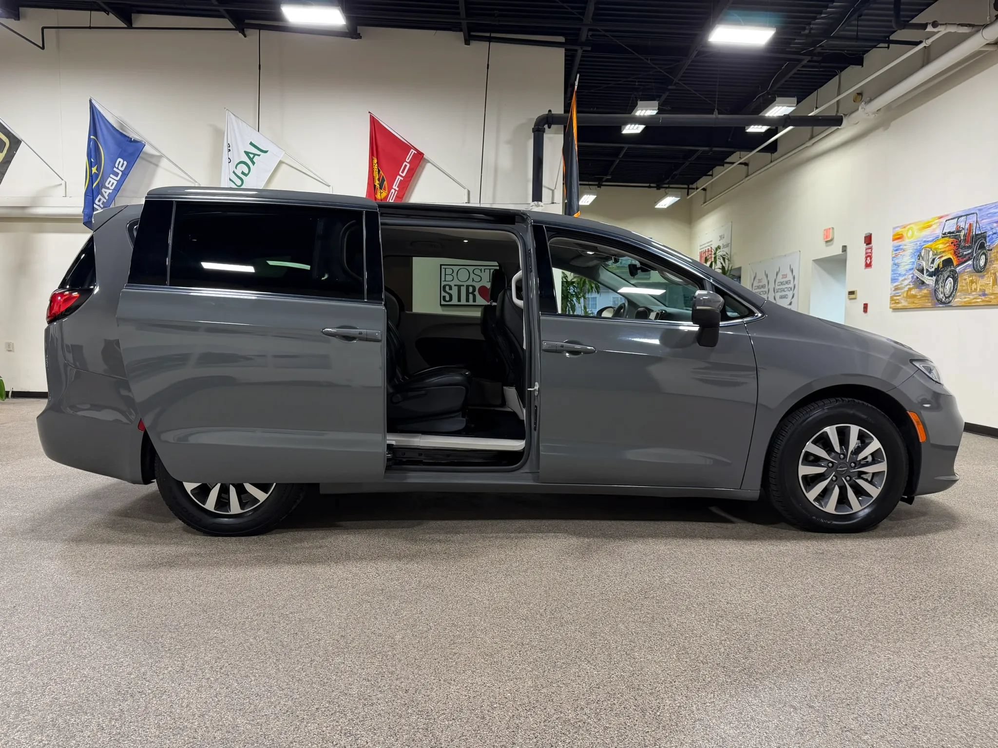 Used 2023 Chrysler Pacifica Touring-L FWD image 21