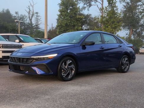 Certified 2025 Hyundai Elantra Sport FWD image 2