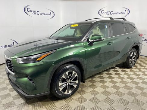 Used 2023 Toyota Highlander XLE AWD/4WD image 3