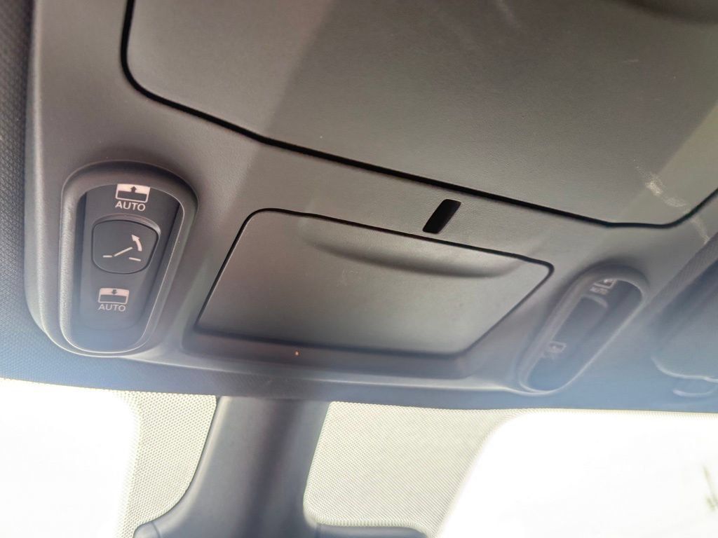 Used 2025 Chrysler Pacifica Limited FWD image 40