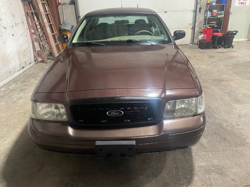 Used 2010 Ford Crown Victoria Police Interceptor image 3