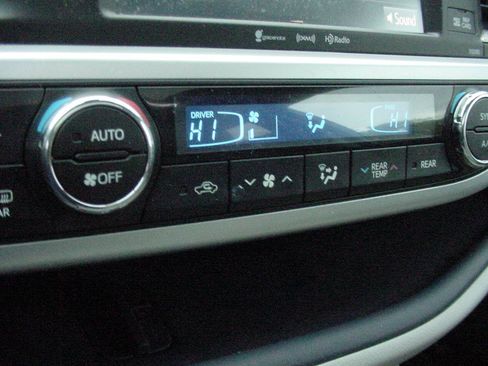 Used 2019 Toyota Highlander XLE image 19