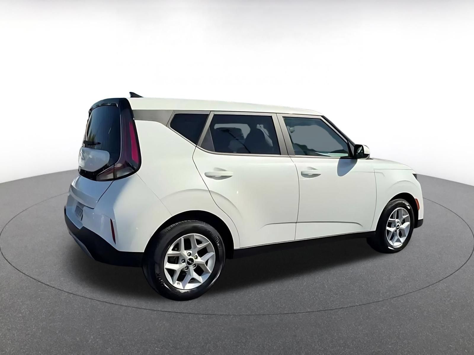 Used 2025 Kia Soul LX w/ LX Technology Package FWD image 14