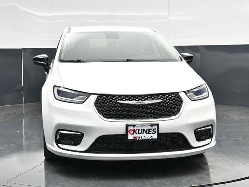 Used 2024 Chrysler Pacifica Touring-L FWD image 4