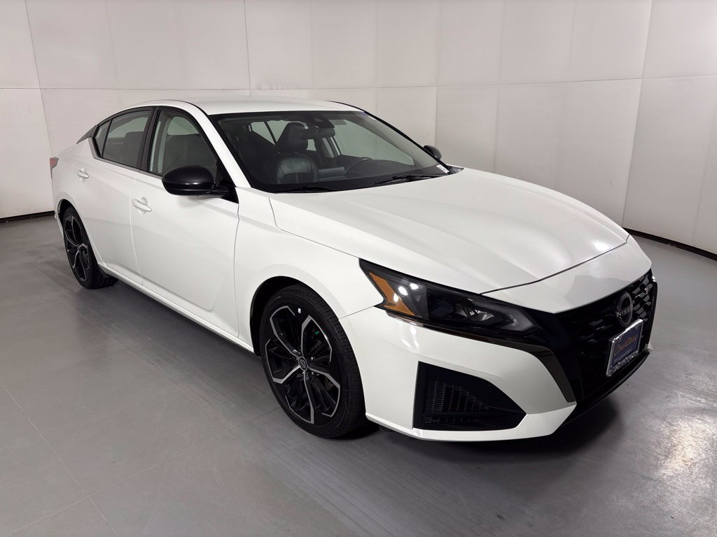 Used 2024 Nissan Altima 2.5 SR FWD image 2
