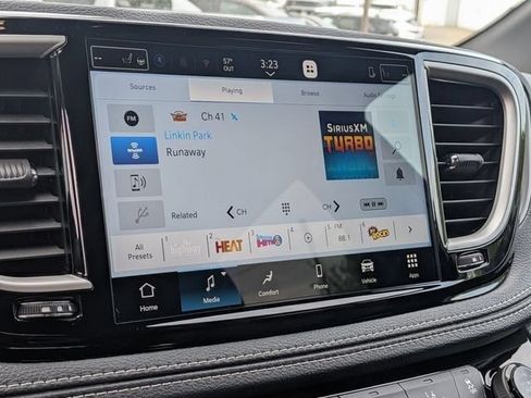 New 2027 Chrysler Pacifica Select FWD image 23