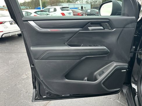 Used 2025 GMC Acadia Elevation image 11