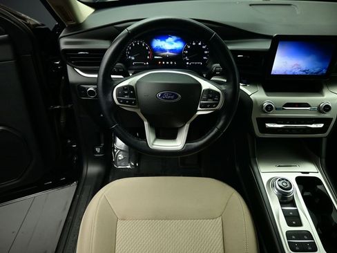 Used 2022 Ford Explorer XLT image 2