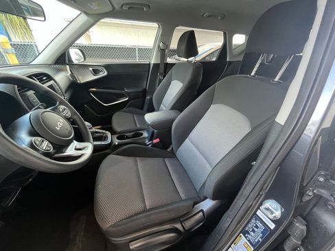 Used 2025 Kia Soul LX w/ LX Technology Package FWD image 24