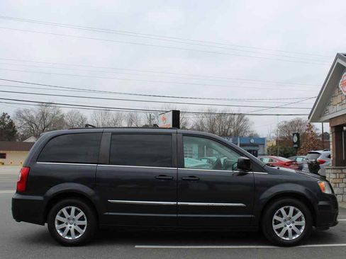 Used 2014 Chrysler Town & Country Touring image 4