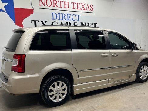 Used 2014 Chrysler Town & Country Touring image 5