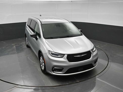 Used 2024 Chrysler Pacifica Touring-L FWD image 30