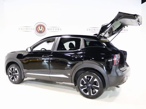 Used 2025 Nissan Kicks SV AWD/4WD image 23