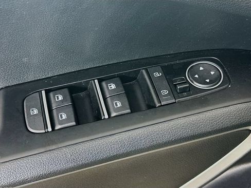 Used 2025 Kia Soul LX w/ LX Technology Package FWD image 23