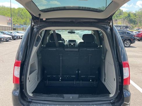 Used 2016 Chrysler Town & Country Touring FWD image 21