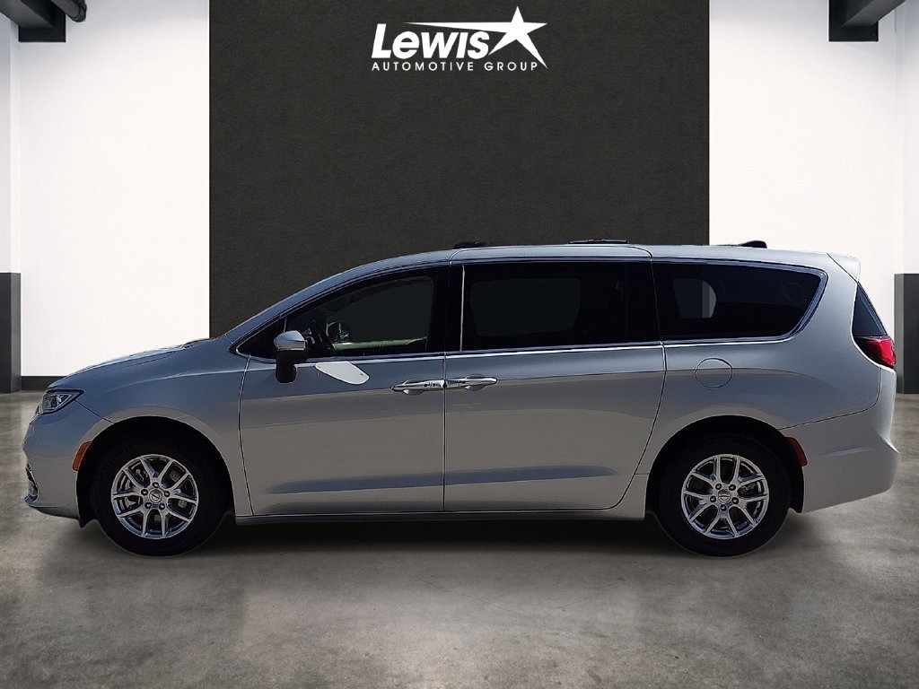 Used 2023 Chrysler Pacifica Touring-L FWD image 2