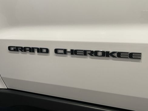 Used 2021 Jeep Grand Cherokee Limited AWD/4WD image 24