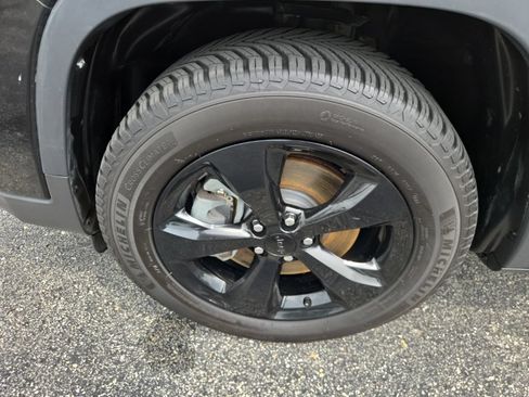 Used 2020 Jeep Cherokee Latitude Plus AWD/4WD image 17