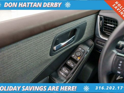 Used 2022 Nissan Rogue SV image 16