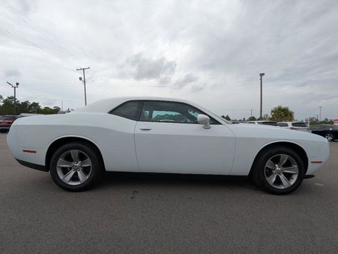 Used 2018 Dodge Challenger SXT image 8