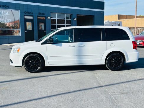 Used 2017 Dodge Grand Caravan SE w/ UConnect Hands-Free Group FWD image 4
