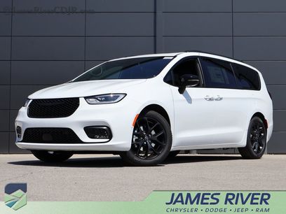 New 2026 Chrysler Pacifica Limited w/ S Appearance Package