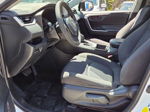 Used 2019 Toyota RAV4 LE image 9