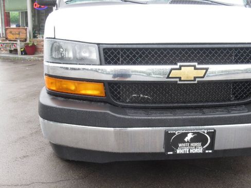 Used 2025 Chevrolet Express 3500 LT w/ LT Preferred Equipment Group RWD image 3